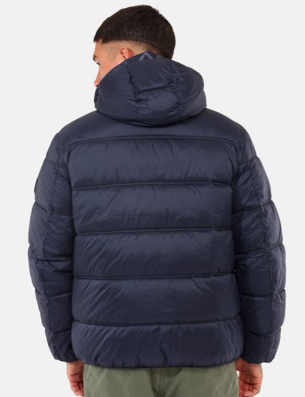 Piumino Tommy Hilfiger Blu - Piumino con cappuccio in total blu navy, con collo alto e tasche a taglio con chiusura zip. La