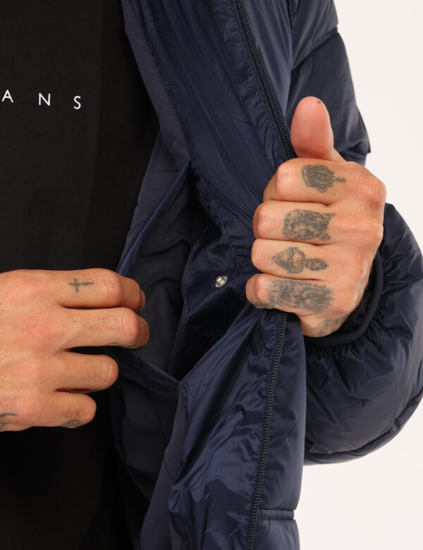 Piumino Tommy Hilfiger Blu - Piumino con cappuccio in total blu navy, con collo alto e tasche a taglio con chiusura zip. La