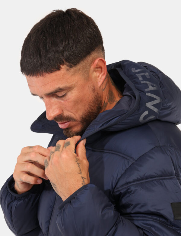 Piumino Tommy Hilfiger Blu - Piumino con cappuccio in total blu navy, con collo alto e tasche a taglio con chiusura zip. La