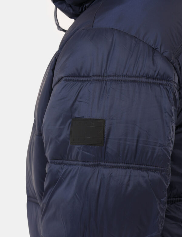 Piumino Tommy Hilfiger Blu - Piumino con cappuccio in total blu navy, con collo alto e tasche a taglio con chiusura zip. La