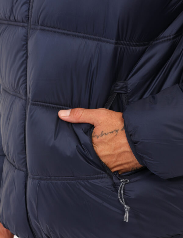 Piumino Tommy Hilfiger Blu - Piumino con cappuccio in total blu navy, con collo alto e tasche a taglio con chiusura zip. La