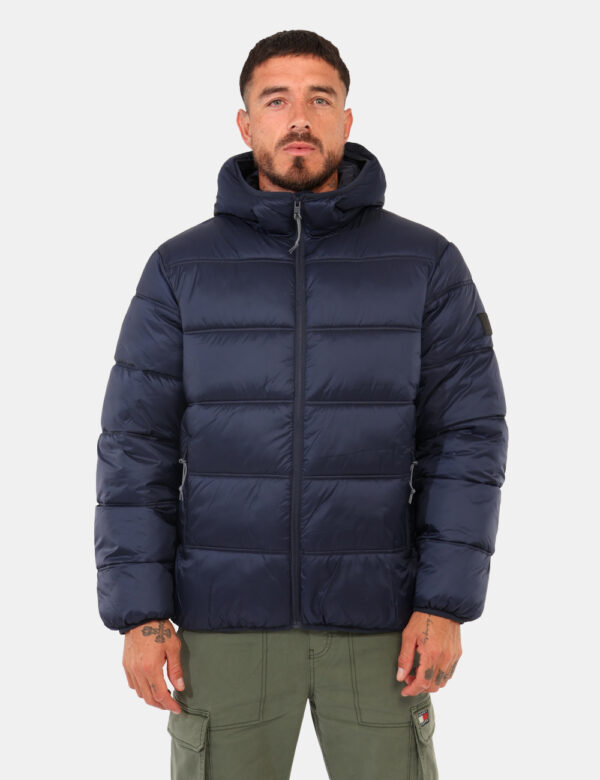 Piumino Tommy Hilfiger Blu - Piumino con cappuccio in total blu navy, con collo alto e tasche a taglio con chiusura zip. La