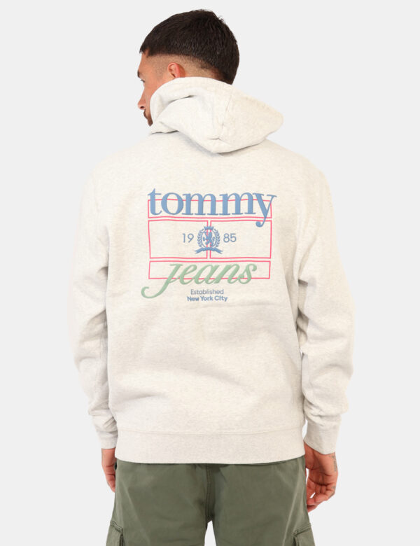 Felpa Tommy Hilfiger Grigio - Felpa con cappuccio e stampa logo brand. L'interno è felpato adatto per le giornate più fredd