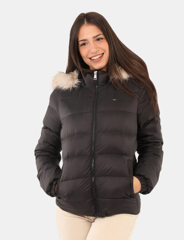 Piumino Tommy Hilfiger Nero - Piumino con cappuccio, total nero, con tasche a taglio trasversale e chiusura a bottone. La ve