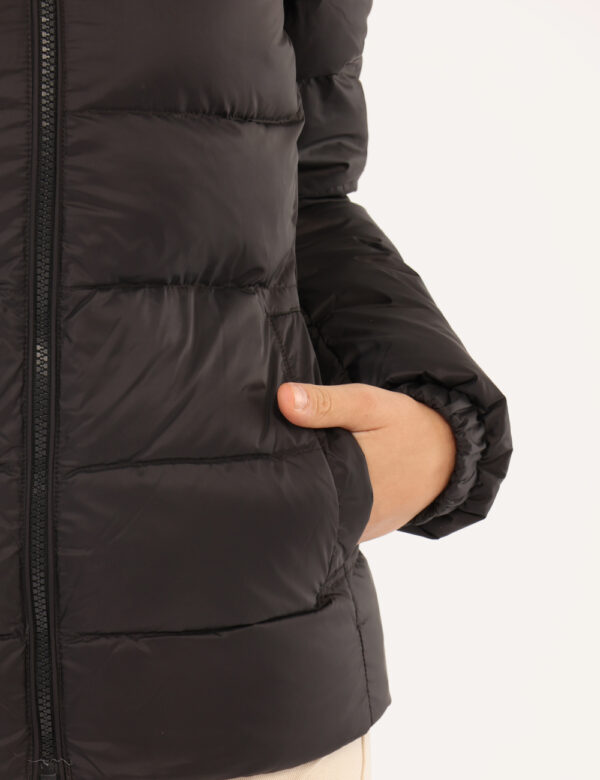Piumino Tommy Hilfiger Nero - Piumino con cappuccio, total nero, con tasche a taglio trasversale e chiusura a bottone. La ve