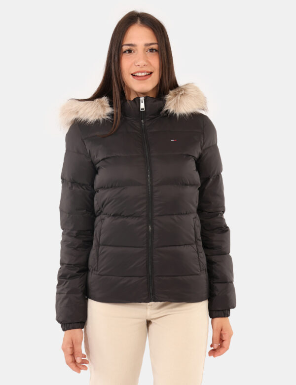 Piumino Tommy Hilfiger Nero - Piumino con cappuccio, total nero, con tasche a taglio trasversale e chiusura a bottone. La ve