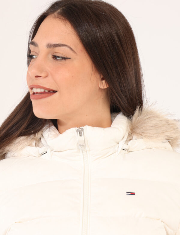 Piumino Tommy Hilfiger Bianco - Piumino con cappuccio, total bianco, con tasche a taglio trasversale e chiusura a bottone. L