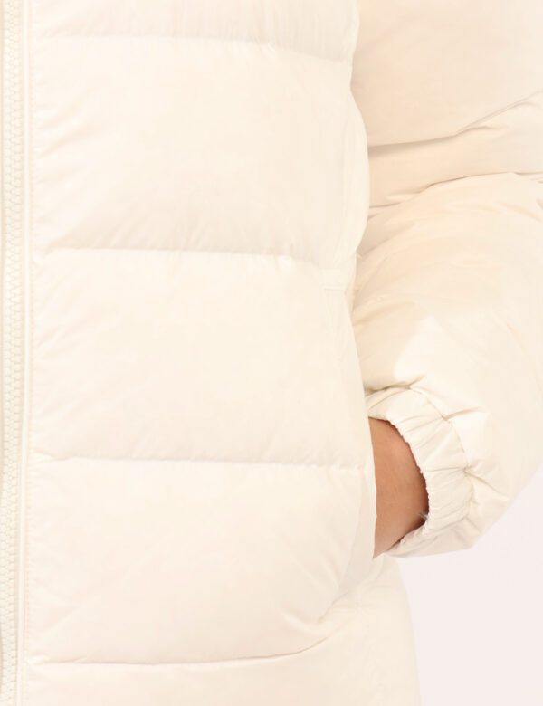 Piumino Tommy Hilfiger Bianco - Piumino con cappuccio, total bianco, con tasche a taglio trasversale e chiusura a bottone. L