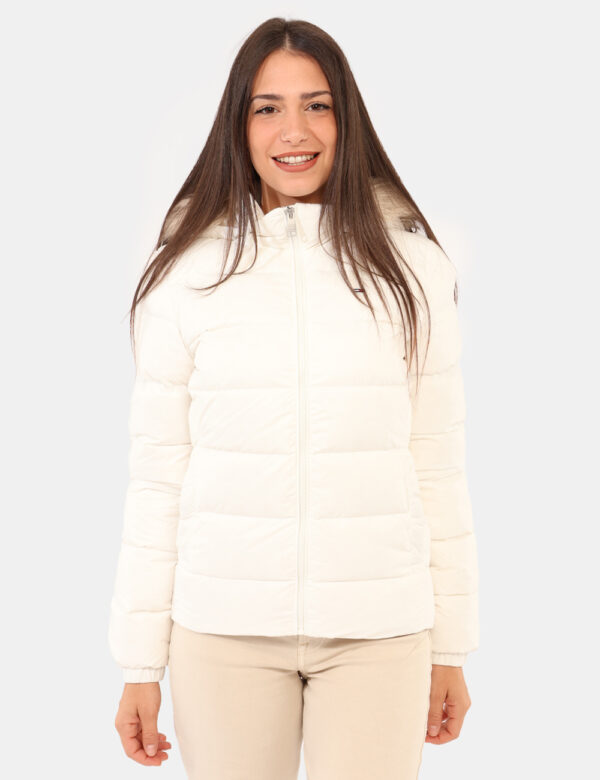 Piumino Tommy Hilfiger Bianco - Piumino con cappuccio, total bianco, con tasche a taglio trasversale e chiusura a bottone. L