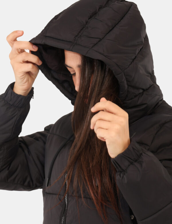 Piumino Tommy Hilfiger Nero - Piumino corto con cappuccio, total nero, con tasche a taglio trasversale e chiusura a bottone.