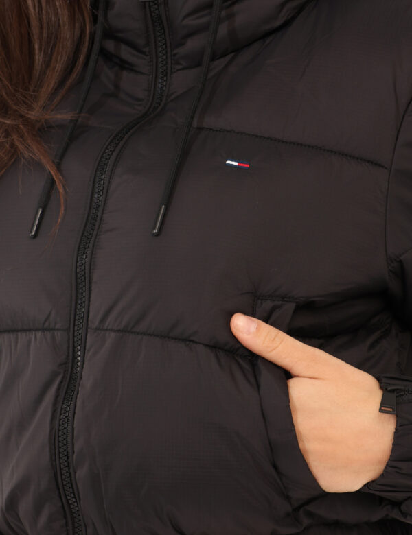 Piumino Tommy Hilfiger Nero - Piumino corto con cappuccio, total nero, con tasche a taglio trasversale e chiusura a bottone.