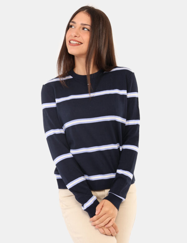 Maglione Tommy Hilfiger Blu - Maglione classico in blu a righe azzurre e bianche con piccolo patch ricamato logo brand. La v