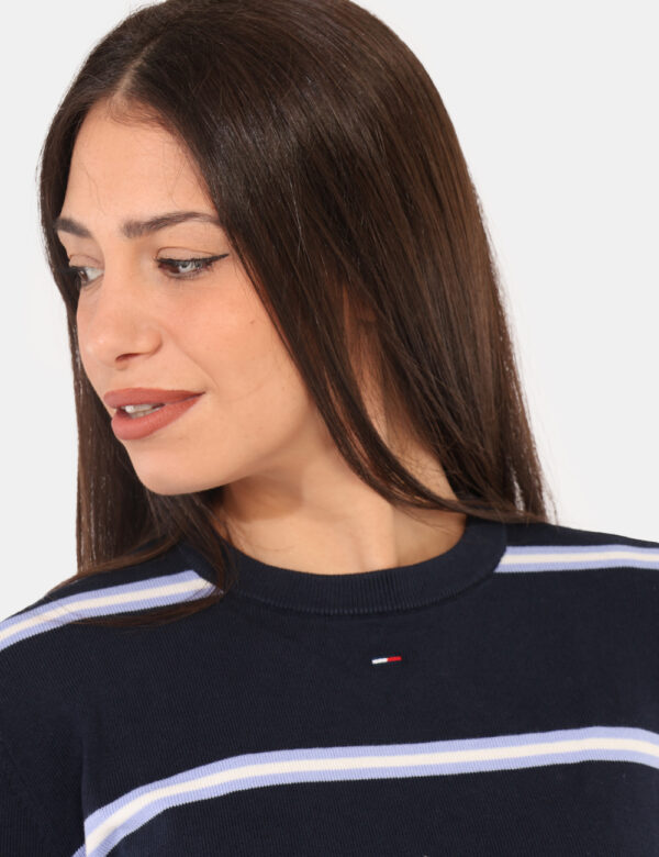 Maglione Tommy Hilfiger Blu - Maglione classico in blu a righe azzurre e bianche con piccolo patch ricamato logo brand. La v