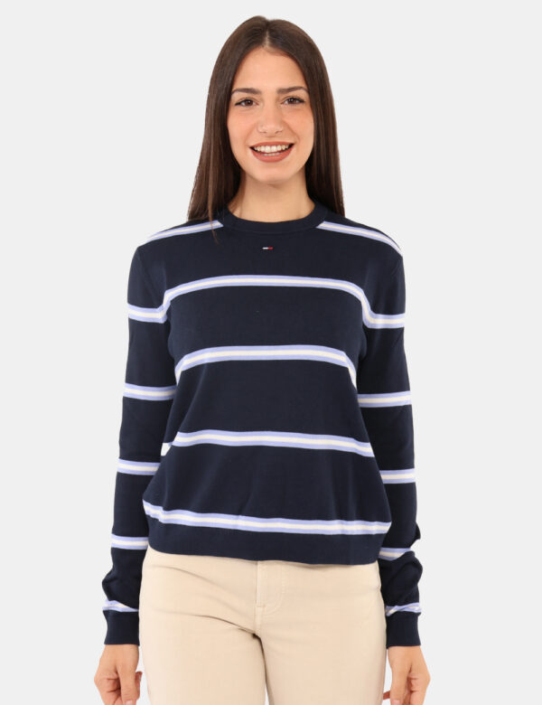 Maglione Tommy Hilfiger Blu - Maglione classico in blu a righe azzurre e bianche con piccolo patch ricamato logo brand. La v