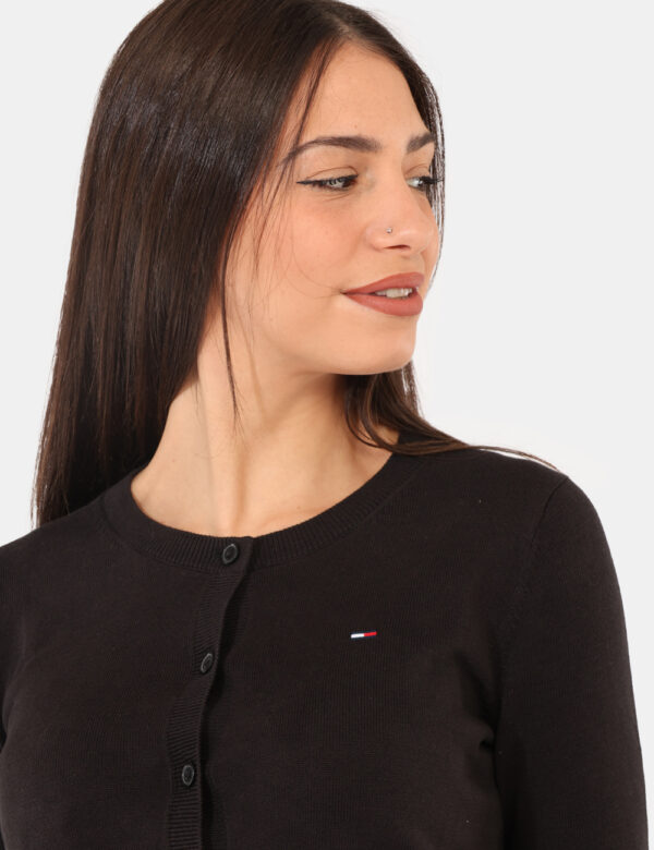 Maglione Tommy Hilfiger Nero - Maglione leggero in cotone, con ricamo logo brand.Cod. art. DW0DW20976 OAVi ricordiamo che tu