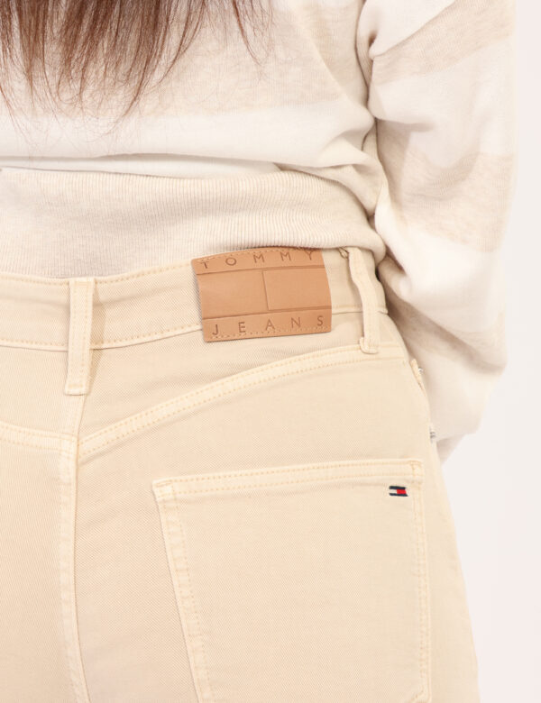 Pantaloni Tommy Hilfiger Beige - Pantaloni modello jeans, con gamba morbida e vita alta.Cod. art. DW0DW20997 OAVi ricordiamo