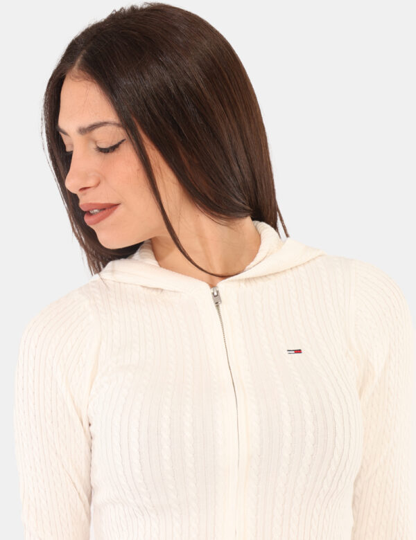 Maglione Tommy Hilfiger Bianco - Maglione in total bianco con stampa in trama logo brand.Cappuccio e cerniera. La vestibilit