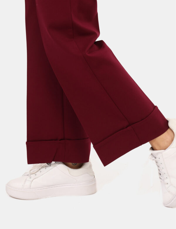 Pantaloni Rue De Clerie Bordeaux - Pantaloni classici, in total bordeaux con risvoltino. La vestibilità è morbida e regolabi
