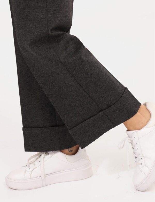 Pantaloni Rue De Clerie Grigio - Pantaloni classici, in total grigio con risvoltino. La vestibilità è morbida e regolabile g