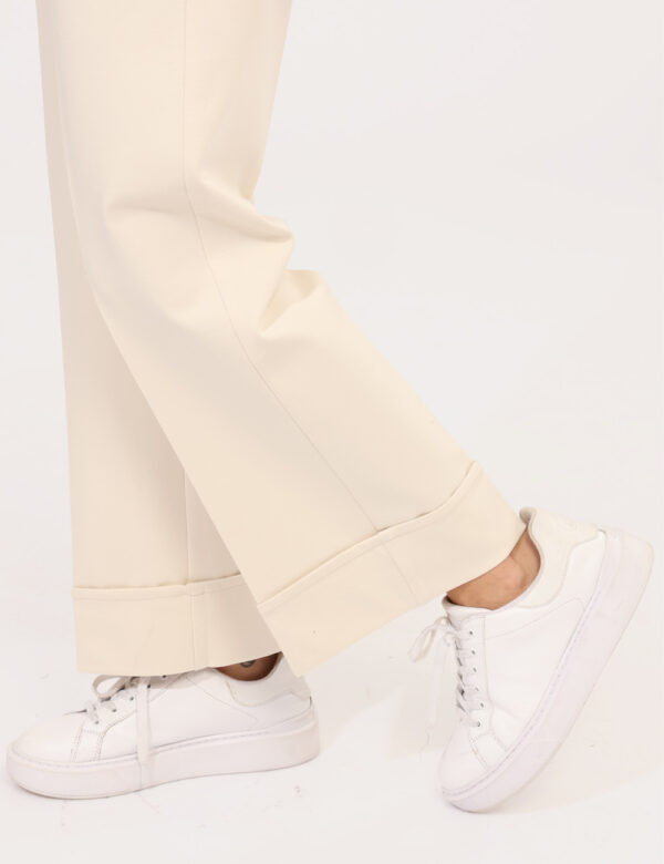 Pantaloni Rue De Clerie Bianco - Pantaloni classici, in total bianco con risvoltino. La vestibilità è morbida e regolabile g