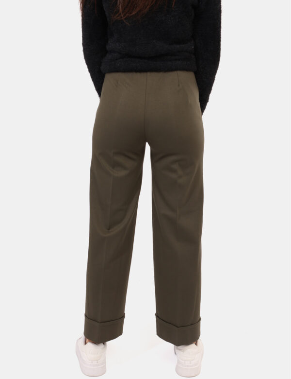 Pantaloni Rue De Clerie Verde - Pantaloni classici, in total verde militare con risvoltino. La vestibilità è morbida e regol