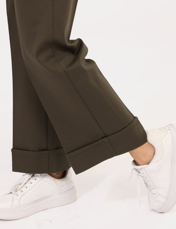 Pantaloni Rue De Clerie Verde - Pantaloni classici, in total verde militare con risvoltino. La vestibilità è morbida e regol