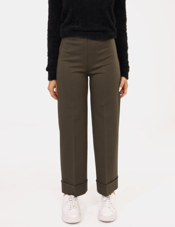 Pantaloni Rue De Clerie Verde - Pantaloni classici, in total verde militare con risvoltino. La vestibilità è morbida e regol