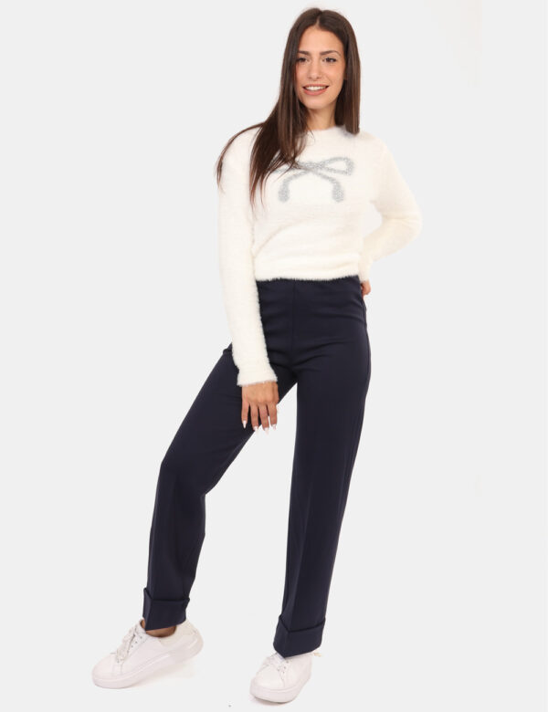 Pantaloni Rue De Clerie Nero - Pantaloni classici, in total nero con risvoltino. La vestibilità è morbida e regolabile grazi