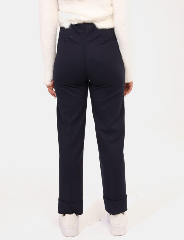 Pantaloni Rue De Clerie Nero - Pantaloni classici, in total nero con risvoltino. La vestibilità è morbida e regolabile grazi