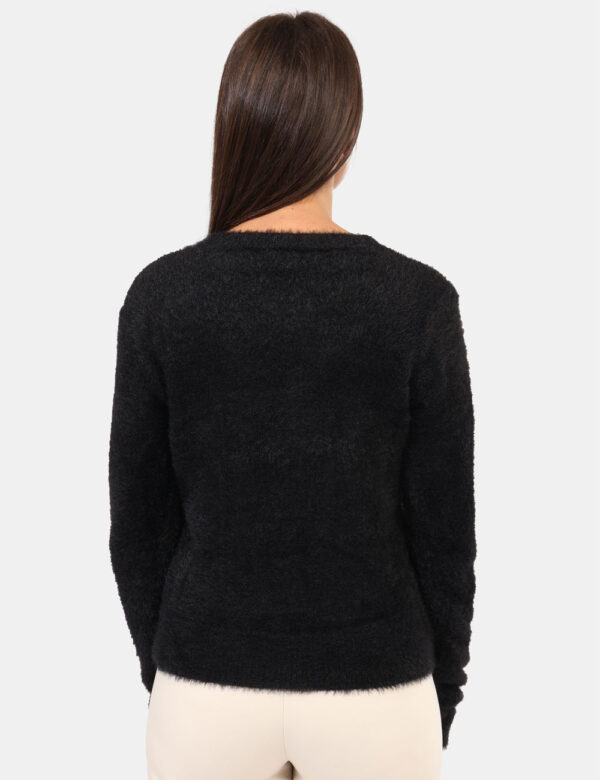 Maglione Rue De Clerie Nero - Maglione in fake fur, total nero, con disegno in filo lurex dorato. La vestibilità è morbida e