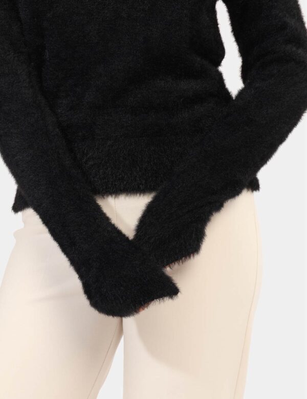 Maglione Rue De Clerie Nero - Maglione in fake fur, total nero, con disegno in filo lurex dorato. La vestibilità è morbida e