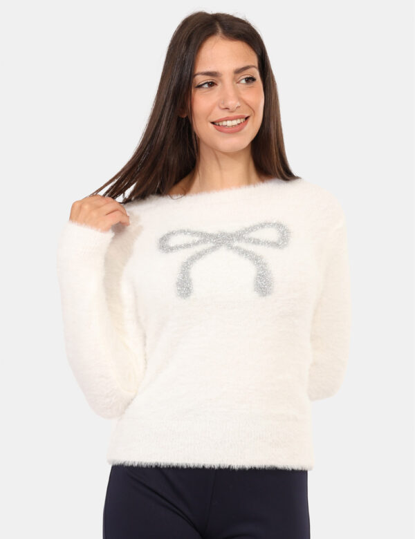 Maglione Rue De Clerie Bianco - Maglione in fake fur, total bianco, con disegno in filo lurex argentato. La vestibilità è mo