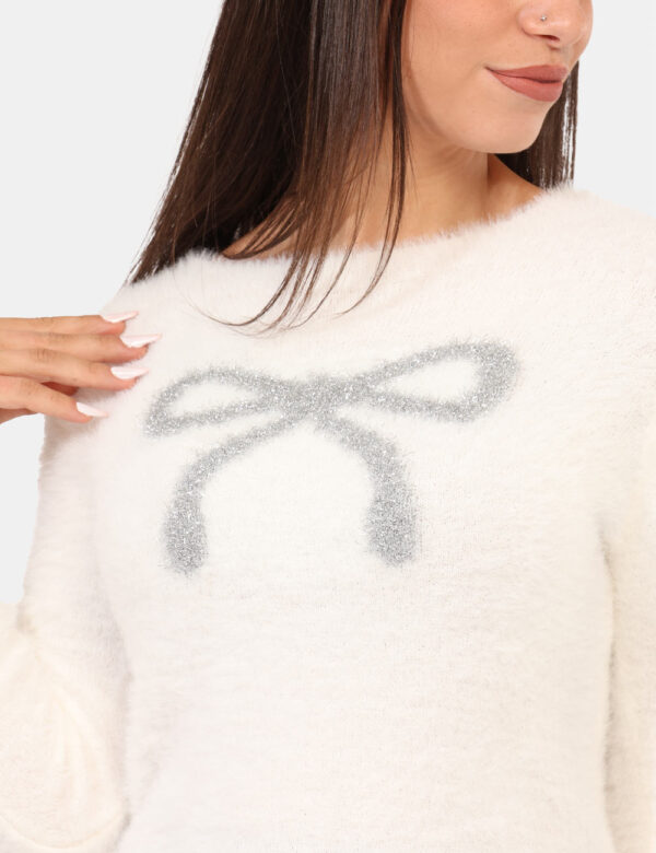 Maglione Rue De Clerie Bianco - Maglione in fake fur, total bianco, con disegno in filo lurex argentato. La vestibilità è mo