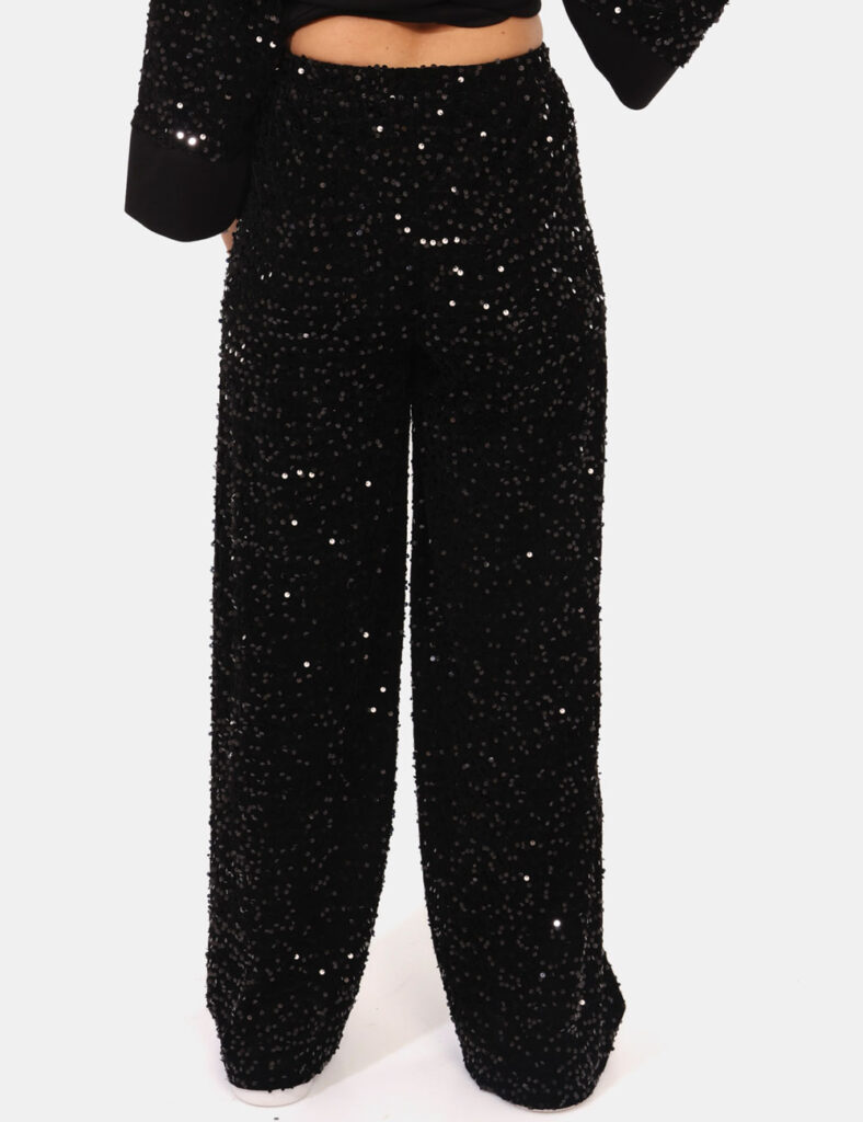 Pantaloni Rue De Clerie Nero - Luminosi pantaloni larghi in total nero, ricoperti di paillettes. La vestibilità è morbida e