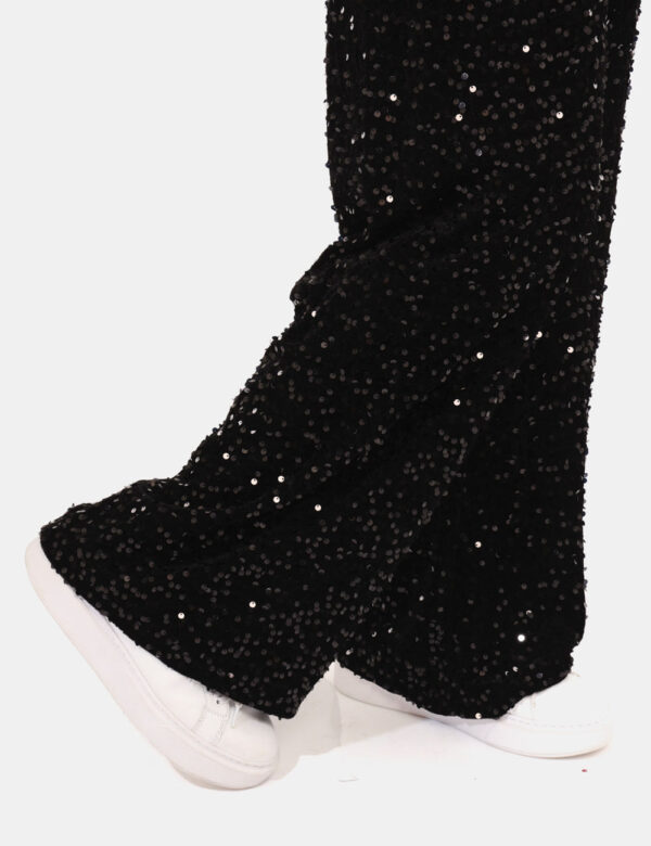 Pantaloni Rue De Clerie Nero - Luminosi pantaloni larghi in total nero, ricoperti di paillettes. La vestibilità è morbida e