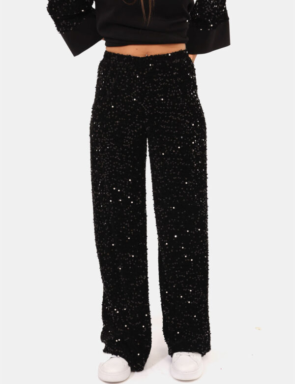 Pantaloni Rue De Clerie Nero - Luminosi pantaloni larghi in total nero, ricoperti di paillettes. La vestibilità è morbida e