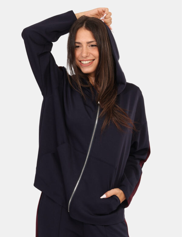 Felpa Rue De Clerie Blu - Felpa con cappuccio in total blu con bande sulla maniche bordeaux, più doppia tasca a taglio trasv