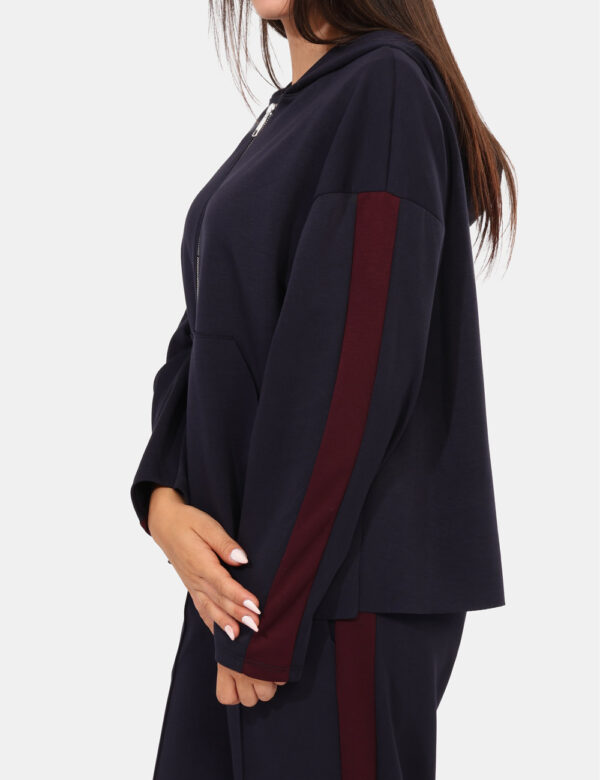 Felpa Rue De Clerie Blu - Felpa con cappuccio in total blu con bande sulla maniche bordeaux, più doppia tasca a taglio trasv