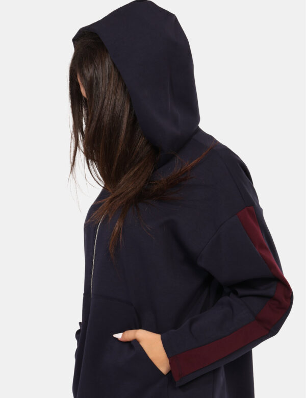 Felpa Rue De Clerie Blu - Felpa con cappuccio in total blu con bande sulla maniche bordeaux, più doppia tasca a taglio trasv