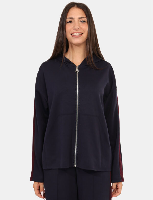 Felpa Rue De Clerie Blu - Felpa con cappuccio in total blu con bande sulla maniche bordeaux, più doppia tasca a taglio trasv