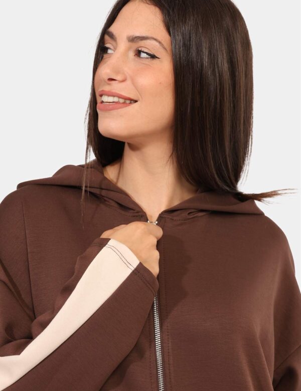 Felpa Rue De Clerie Marrone - Felpa con cappuccio in total marrone con bande sulla maniche beige, più doppia tasca a taglio