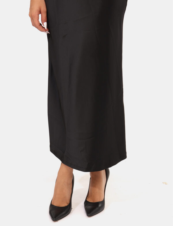 Vestito Rue De Clerie Nero - Vestito lungo smanicato, con collo alto ed in total nero con gonna in simil raso. La vestibilit