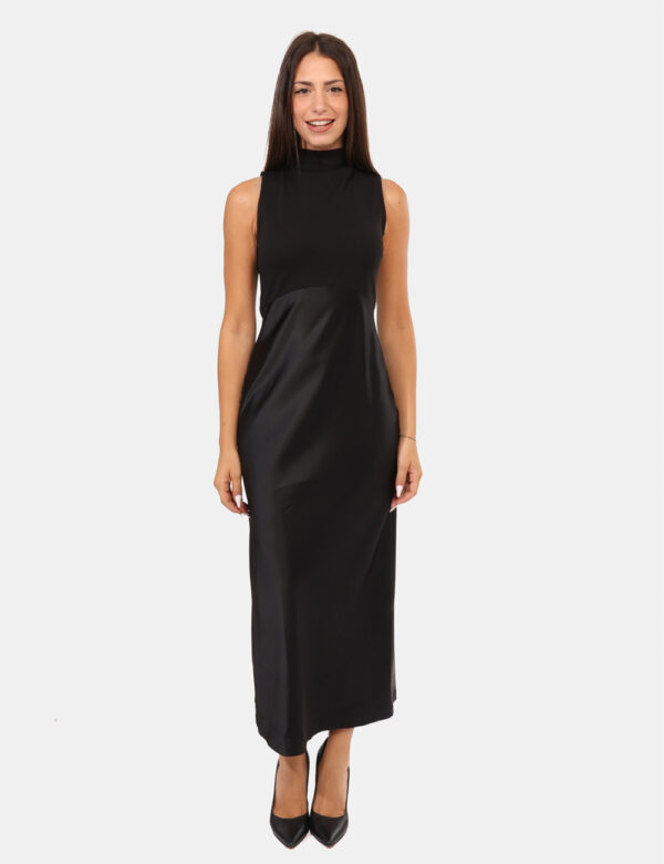 Vestito Rue De Clerie Nero - Vestito lungo smanicato, con collo alto ed in total nero con gonna in simil raso. La vestibilit