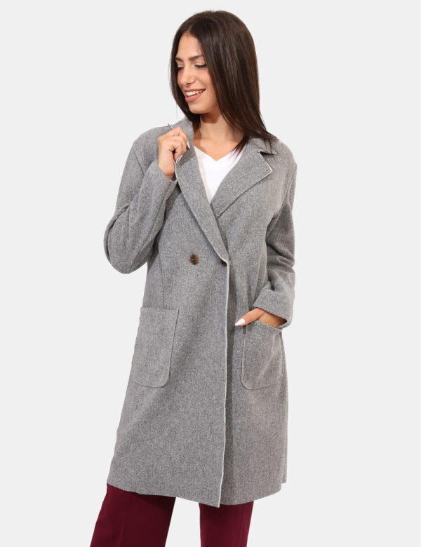 Cappotto Rue De Clerie Grigio - Cappotto classico in total grigio chiaro con tasche a toppa. La vestibilità è morbida e prat