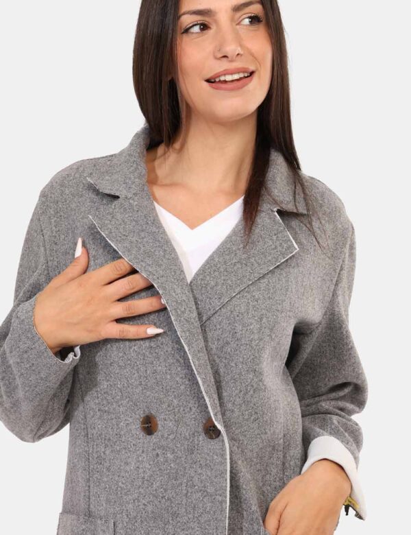 Cappotto Rue De Clerie Grigio - Cappotto classico in total grigio chiaro con tasche a toppa. La vestibilità è morbida e prat