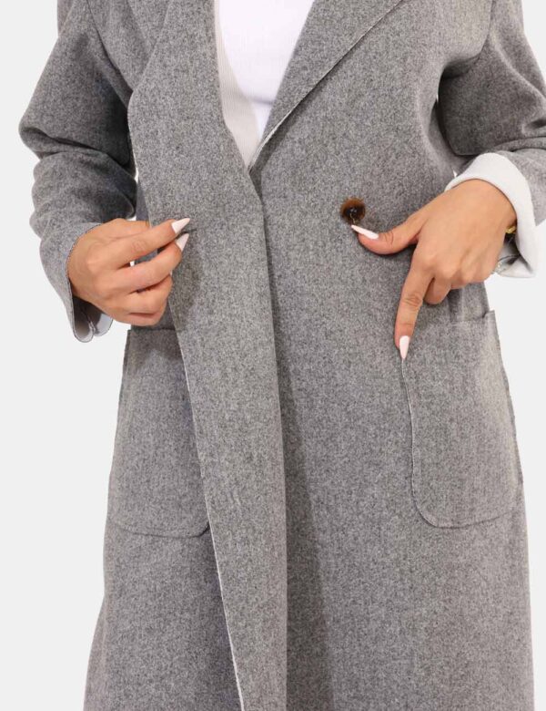 Cappotto Rue De Clerie Grigio - Cappotto classico in total grigio chiaro con tasche a toppa. La vestibilità è morbida e prat