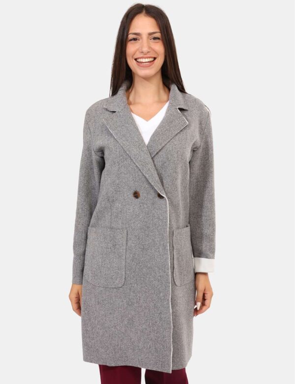 Cappotto Rue De Clerie Grigio - Cappotto classico in total grigio chiaro con tasche a toppa. La vestibilità è morbida e prat