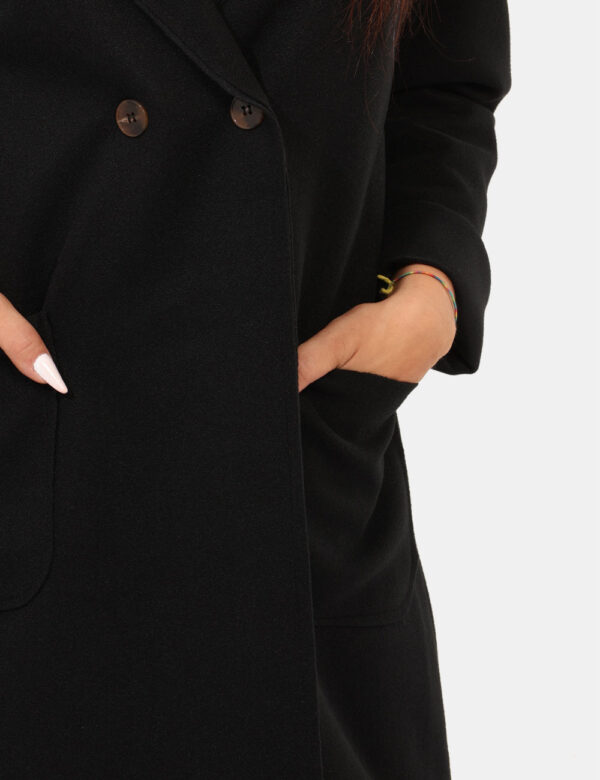 Cappotto Rue De Clerie Nero - Cappotto classico in total nero con tasche a toppa. La vestibilità è morbida e pratica grazie
