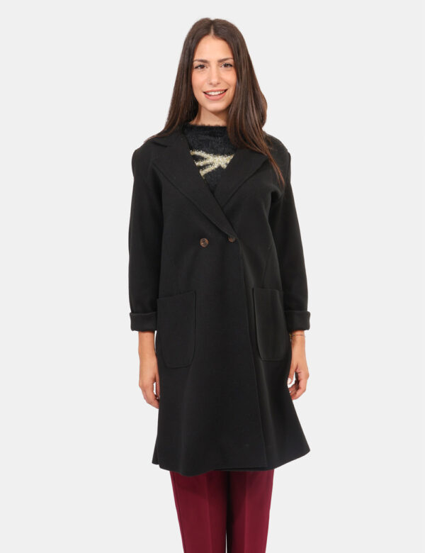 Cappotto Rue De Clerie Nero - Cappotto classico in total nero con tasche a toppa. La vestibilità è morbida e pratica grazie