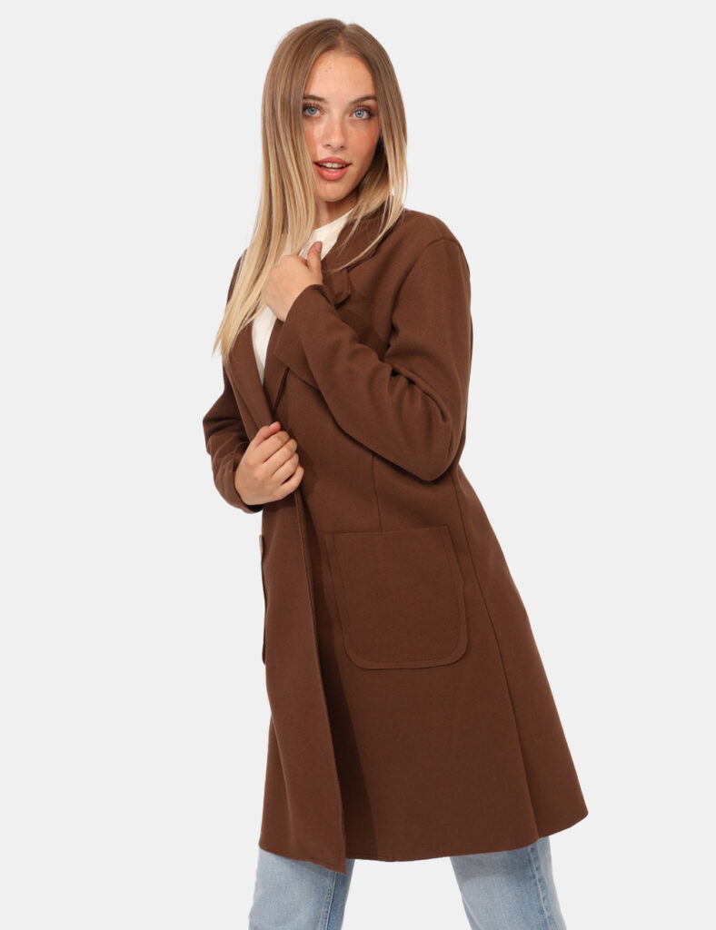 Cappotto Rue De Clerie Marrone - Cappotto classico in total marrone scuro con tasche a toppa. La vestibilità è morbida e pra